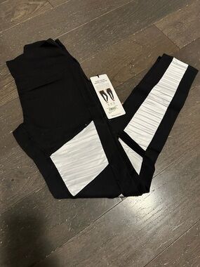 Alo Yoga High-Waist Moto Legging Black White Glossy Size M NWT